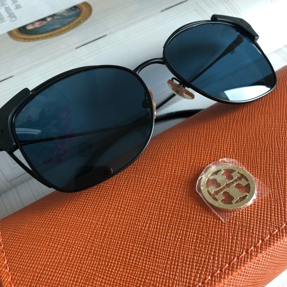 Tory Burch Accessories - Tory Burch Cat Eye Sunglasses
